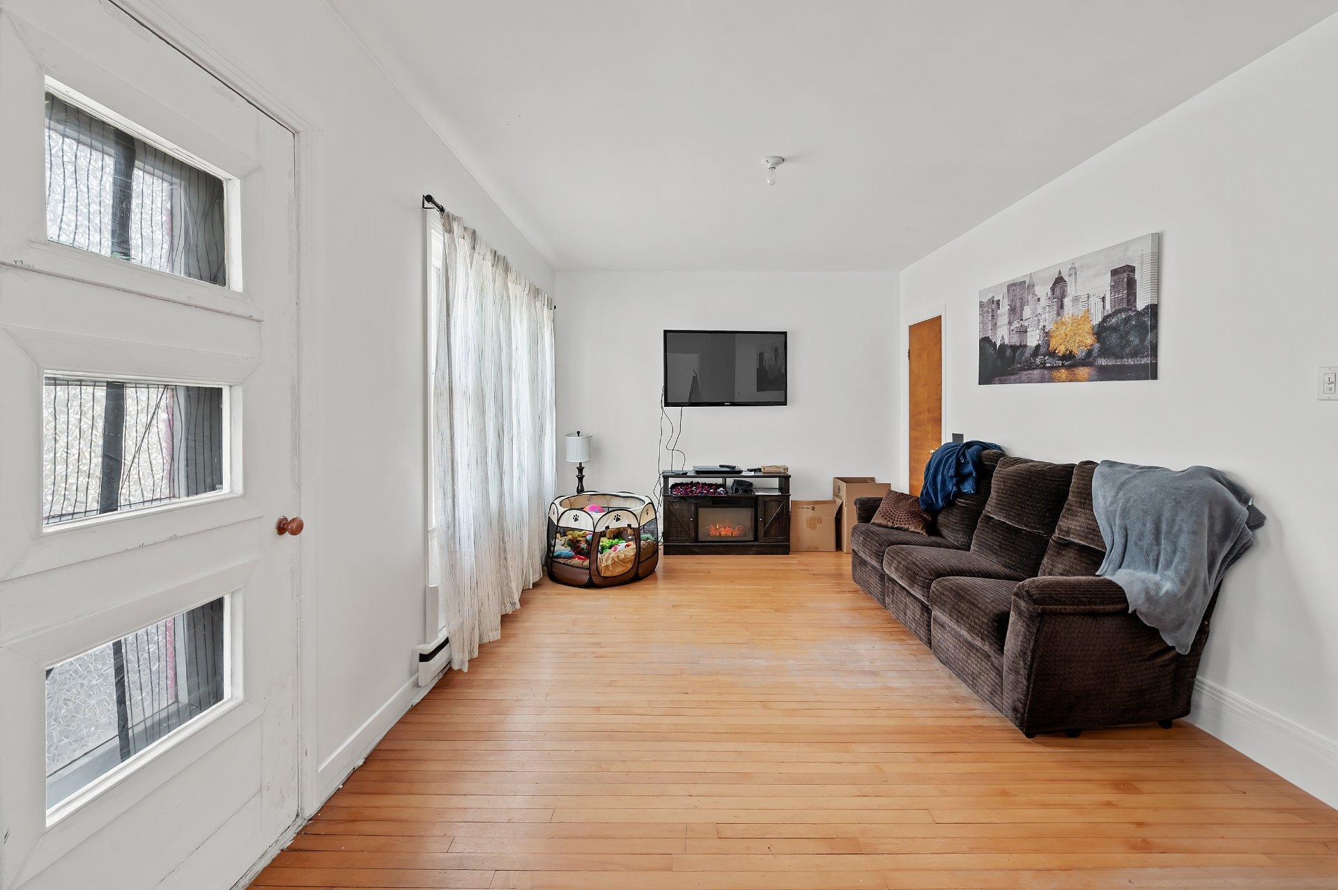 









91

 - 93


Rue De Martigny O.

,
Saint-Jérôme,




QC
J7Y2G2

