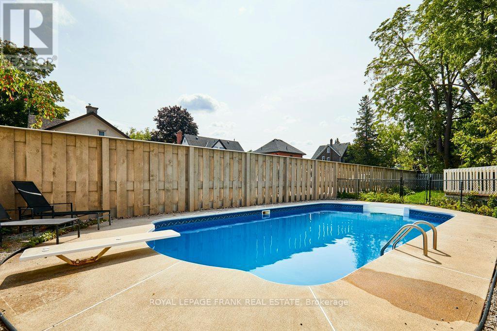 












7 ADELAIDE STREET N

,
Kawartha Lakes (Lindsay),




Ontario
K9V4K7

