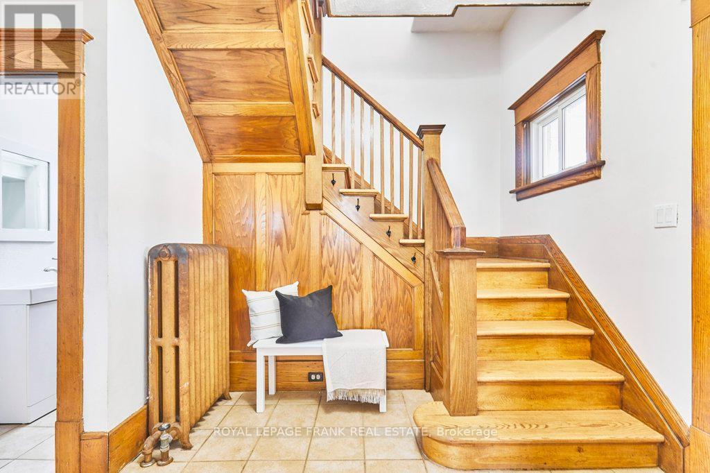 












7 ADELAIDE STREET N

,
Kawartha Lakes (Lindsay),




Ontario
K9V4K7

