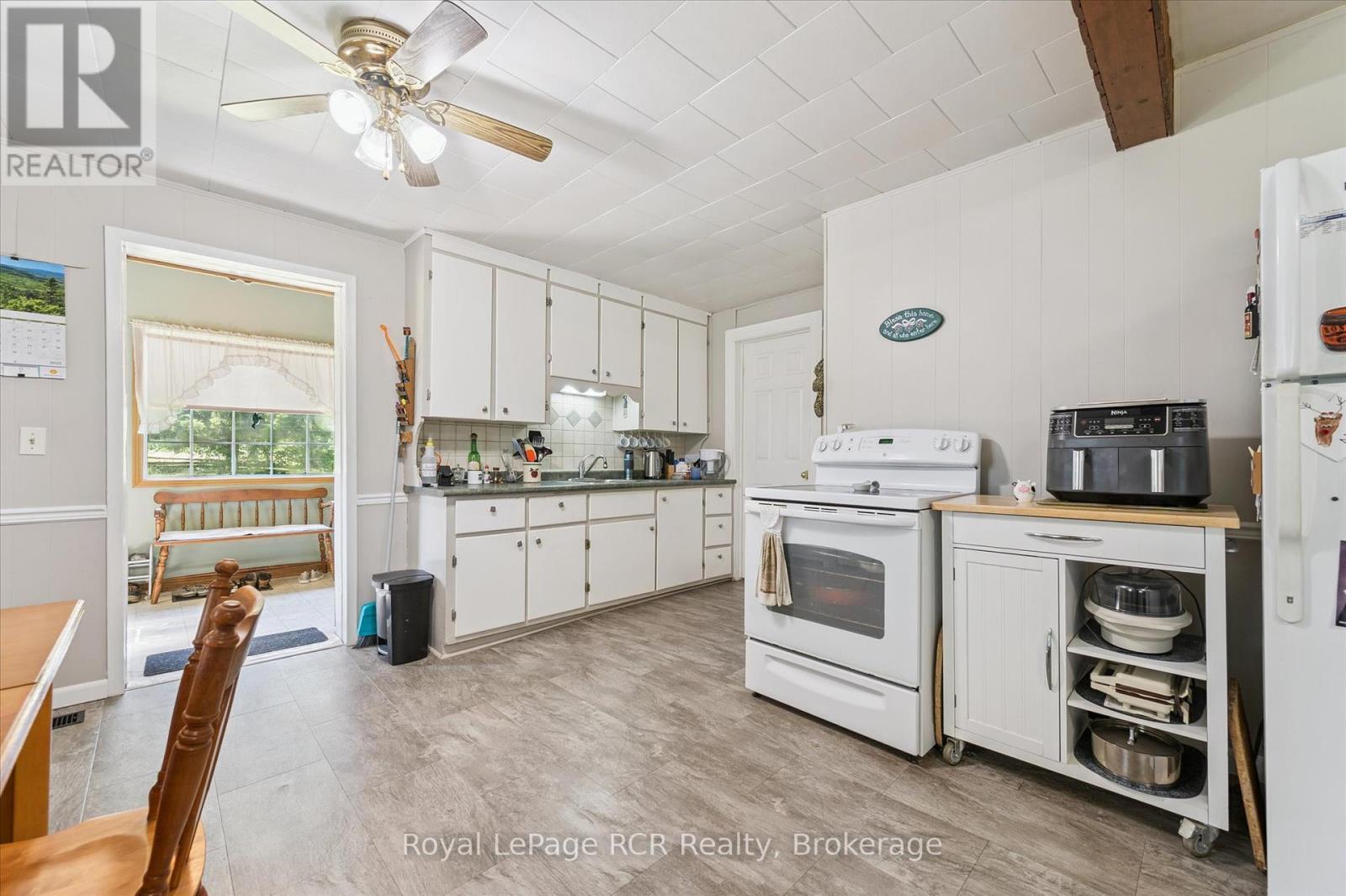 












9206 HIGHWAY 6

,
Wellington North,







Ontario
N0G2E0

