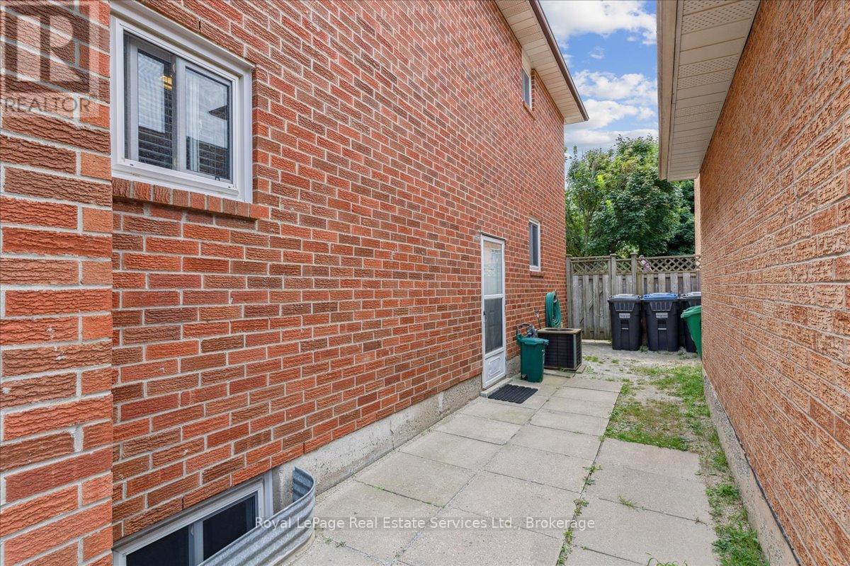 












211 MURRAY STREET

,
Brampton (Brampton West),




Ontario
L6X3L8

