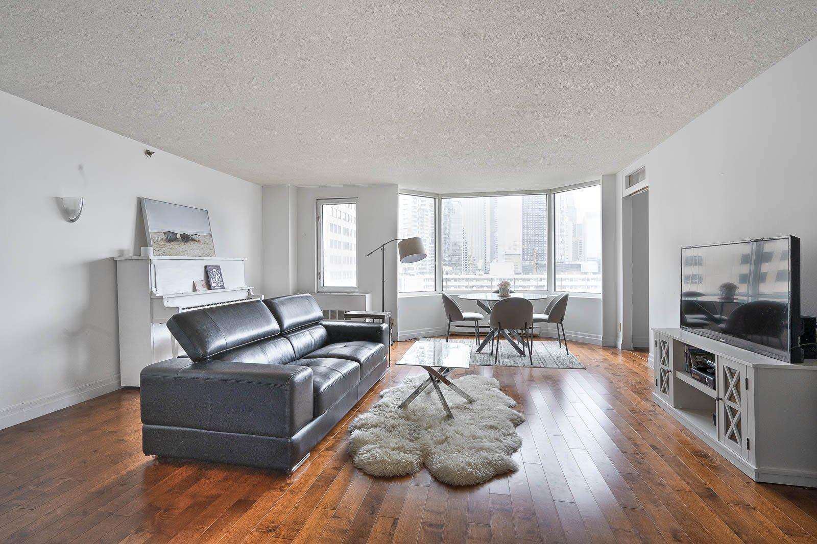 









1050


Av. Amesbury

, 725,
Montréal (Ville-Marie),




QC
H3H2V1

