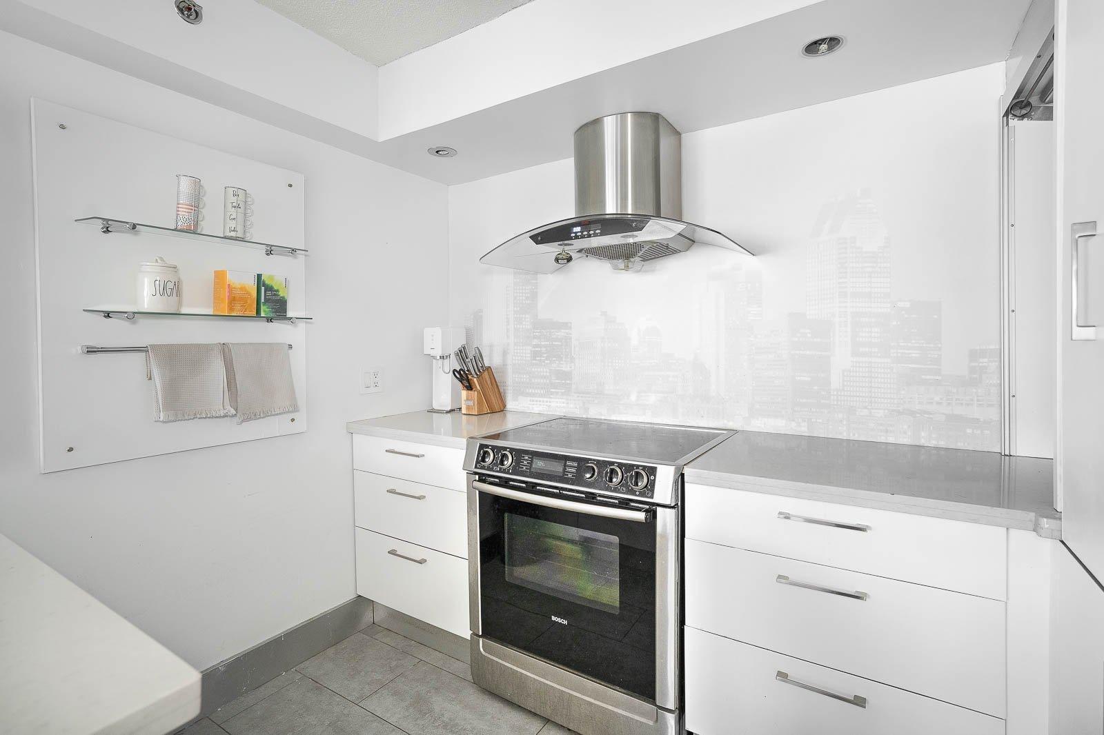









1050


Av. Amesbury

, 725,
Montréal (Ville-Marie),




QC
H3H2V1


