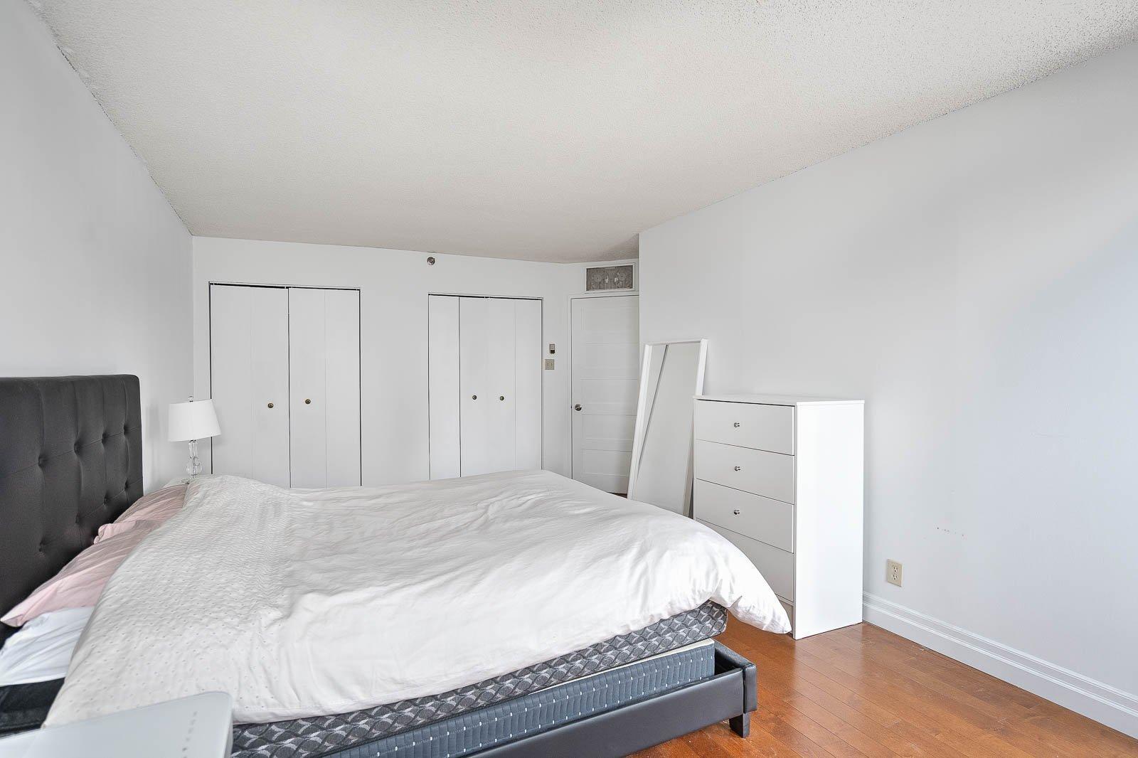 









1050


Av. Amesbury

, 725,
Montréal (Ville-Marie),




QC
H3H2V1

