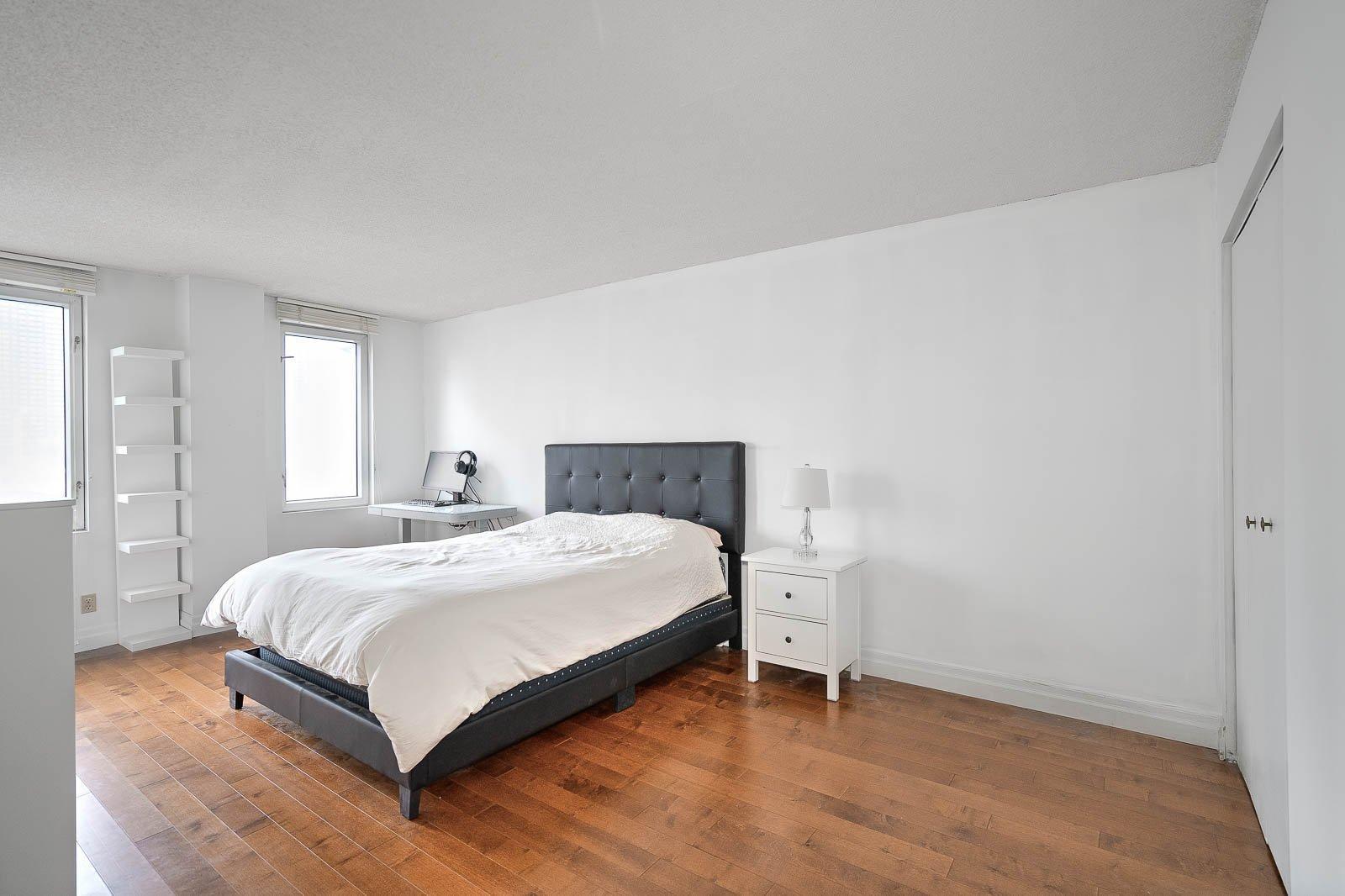 









1050


Av. Amesbury

, 725,
Montréal (Ville-Marie),




QC
H3H2V1

