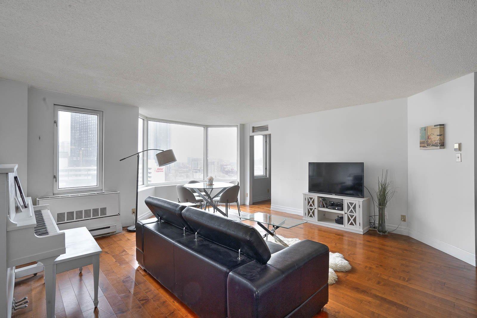 









1050


Av. Amesbury

, 725,
Montréal (Ville-Marie),




QC
H3H2V1

