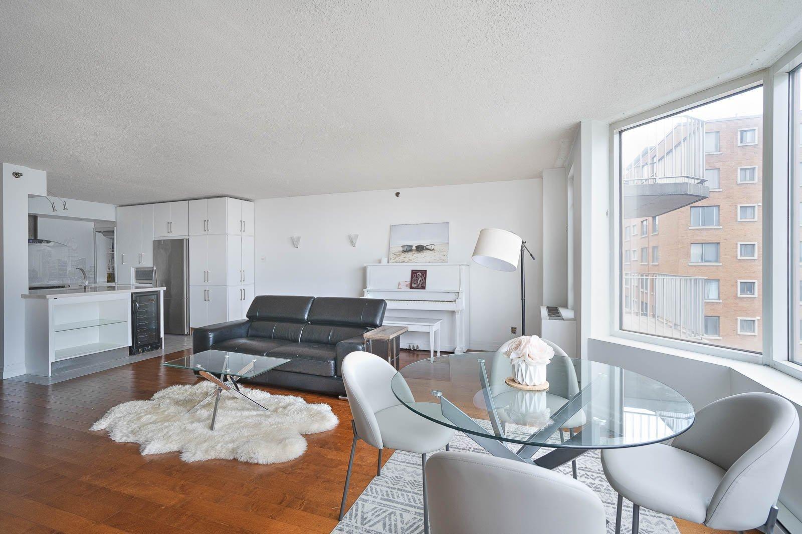 









1050


Av. Amesbury

, 725,
Montréal (Ville-Marie),




QC
H3H2V1


