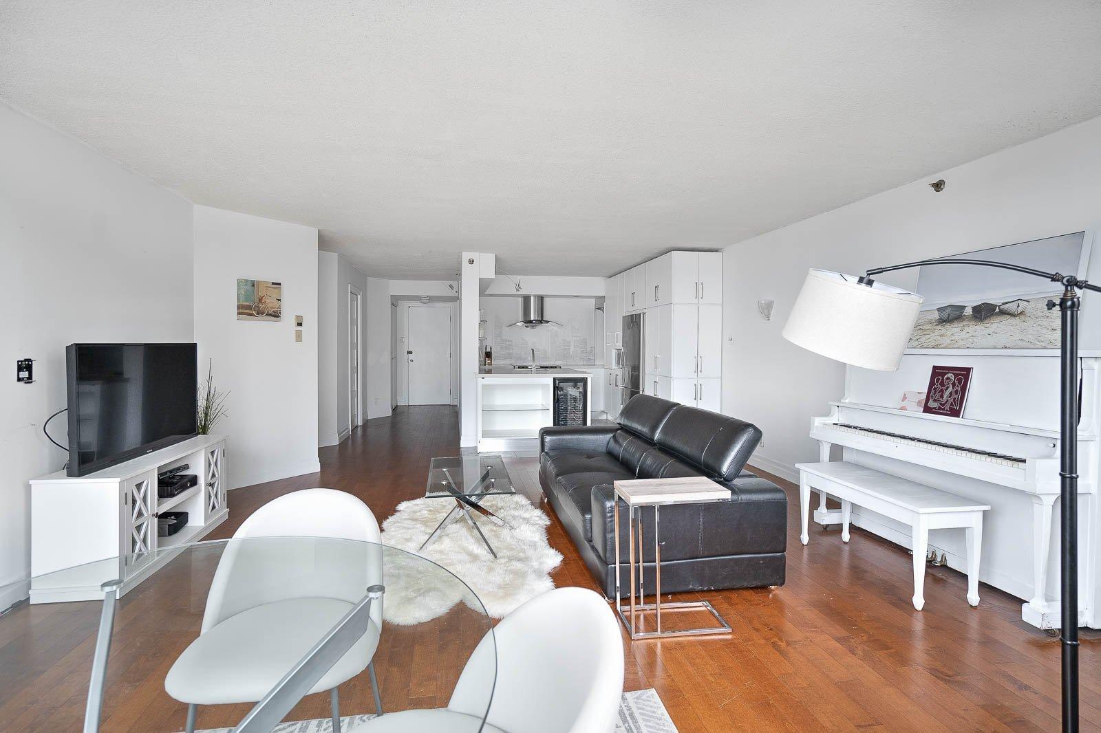 









1050


Av. Amesbury

, 725,
Montréal (Ville-Marie),




QC
H3H2V1

