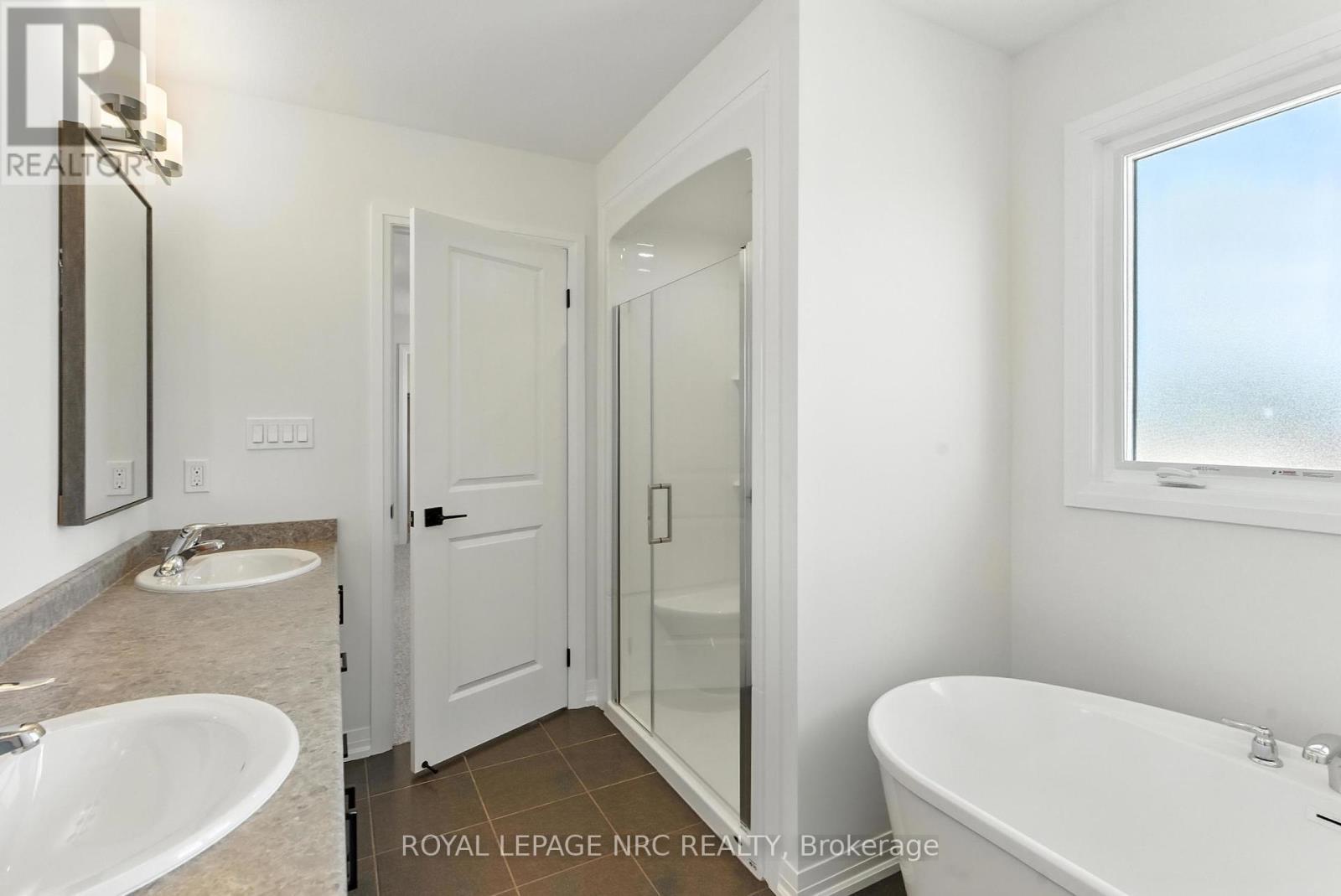 












1022 KRAFT ROAD N

,
Fort Erie (Crescent Park),




Ontario
L2A4M4

