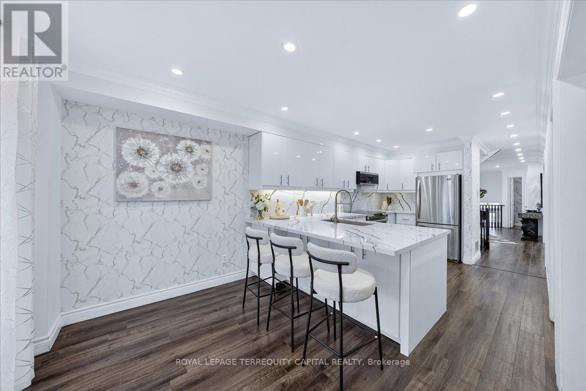 












200 YELLOWOOD CIRCLE

,
Vaughan,




Ontario
L4J8M4

