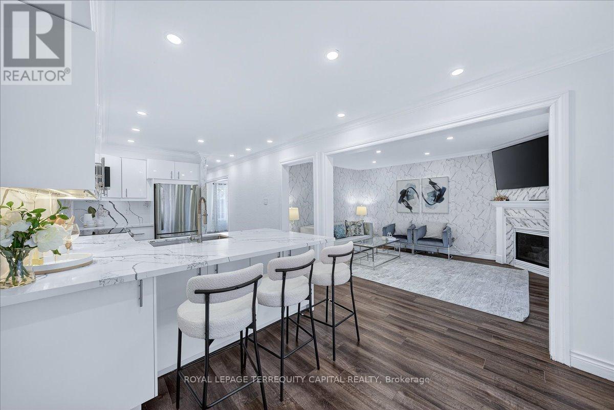 












200 YELLOWOOD CIRCLE

,
Vaughan,




Ontario
L4J8M4

