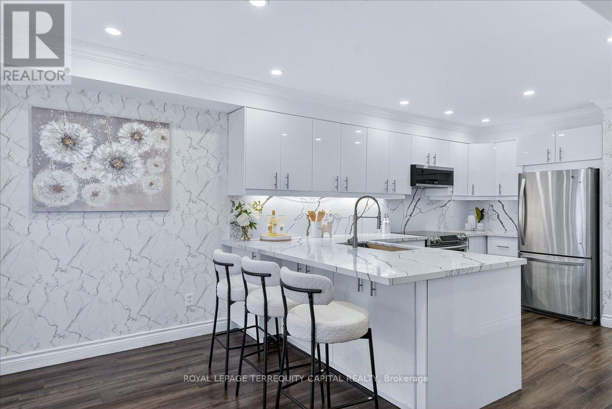 












200 YELLOWOOD CIRCLE

,
Vaughan,




Ontario
L4J8M4

