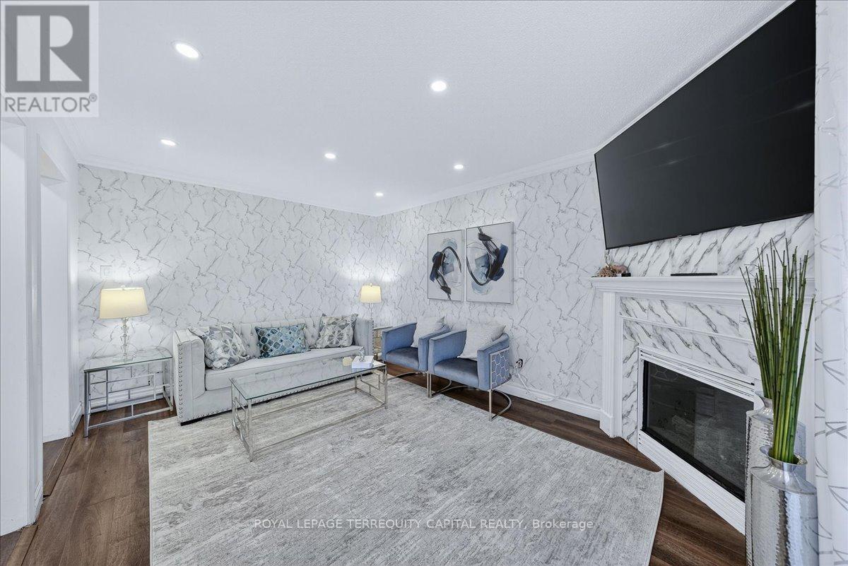 












200 YELLOWOOD CIRCLE

,
Vaughan,




Ontario
L4J8M4

