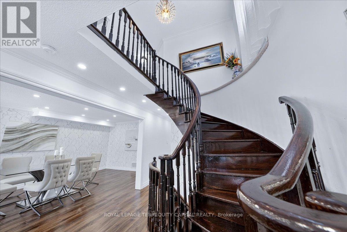 












200 YELLOWOOD CIRCLE

,
Vaughan,




Ontario
L4J8M4

