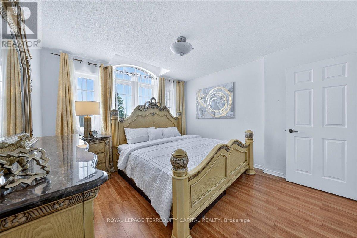 












200 YELLOWOOD CIRCLE

,
Vaughan,




Ontario
L4J8M4

