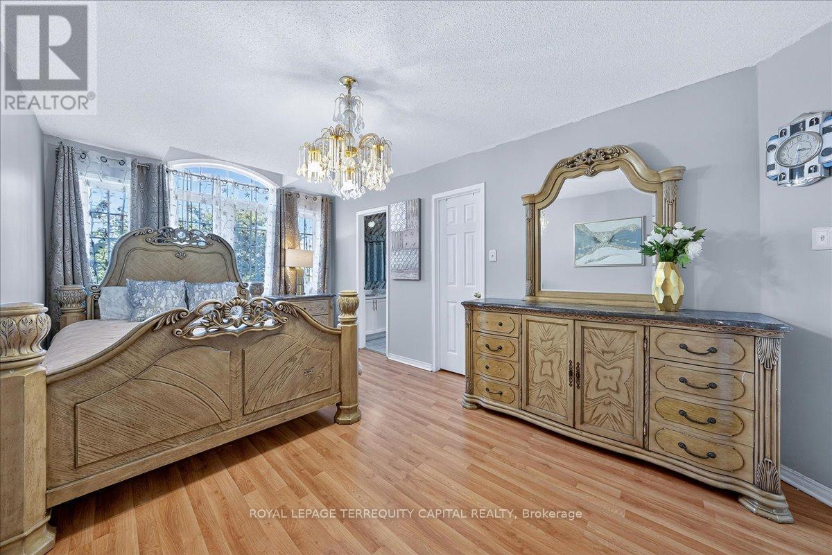 












200 YELLOWOOD CIRCLE

,
Vaughan,




Ontario
L4J8M4

