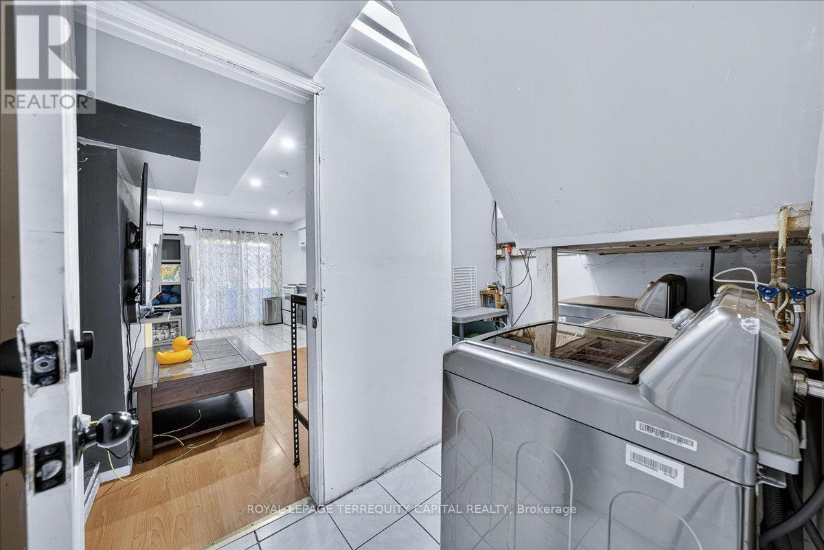 












200 YELLOWOOD CIRCLE

,
Vaughan,




Ontario
L4J8M4

