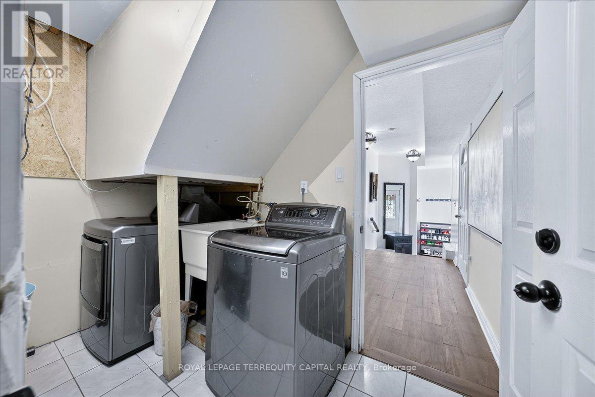 












200 YELLOWOOD CIRCLE

,
Vaughan,




Ontario
L4J8M4


