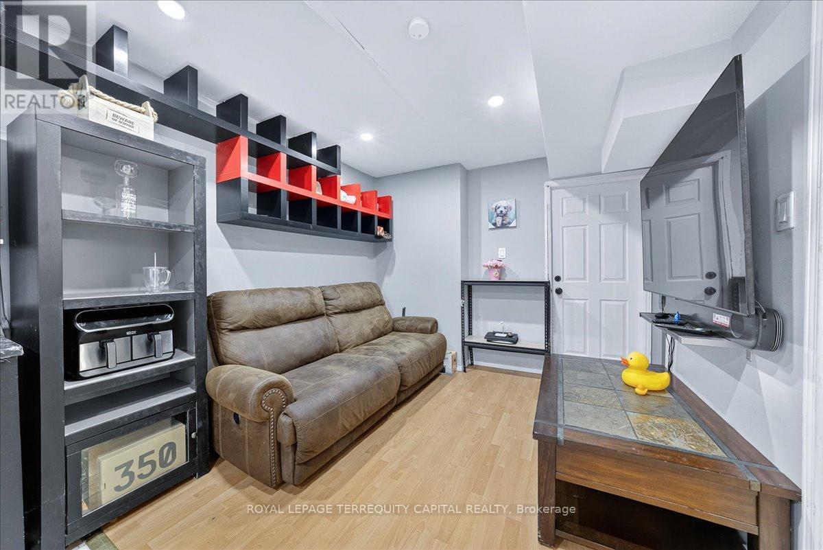 












200 YELLOWOOD CIRCLE

,
Vaughan,




Ontario
L4J8M4

