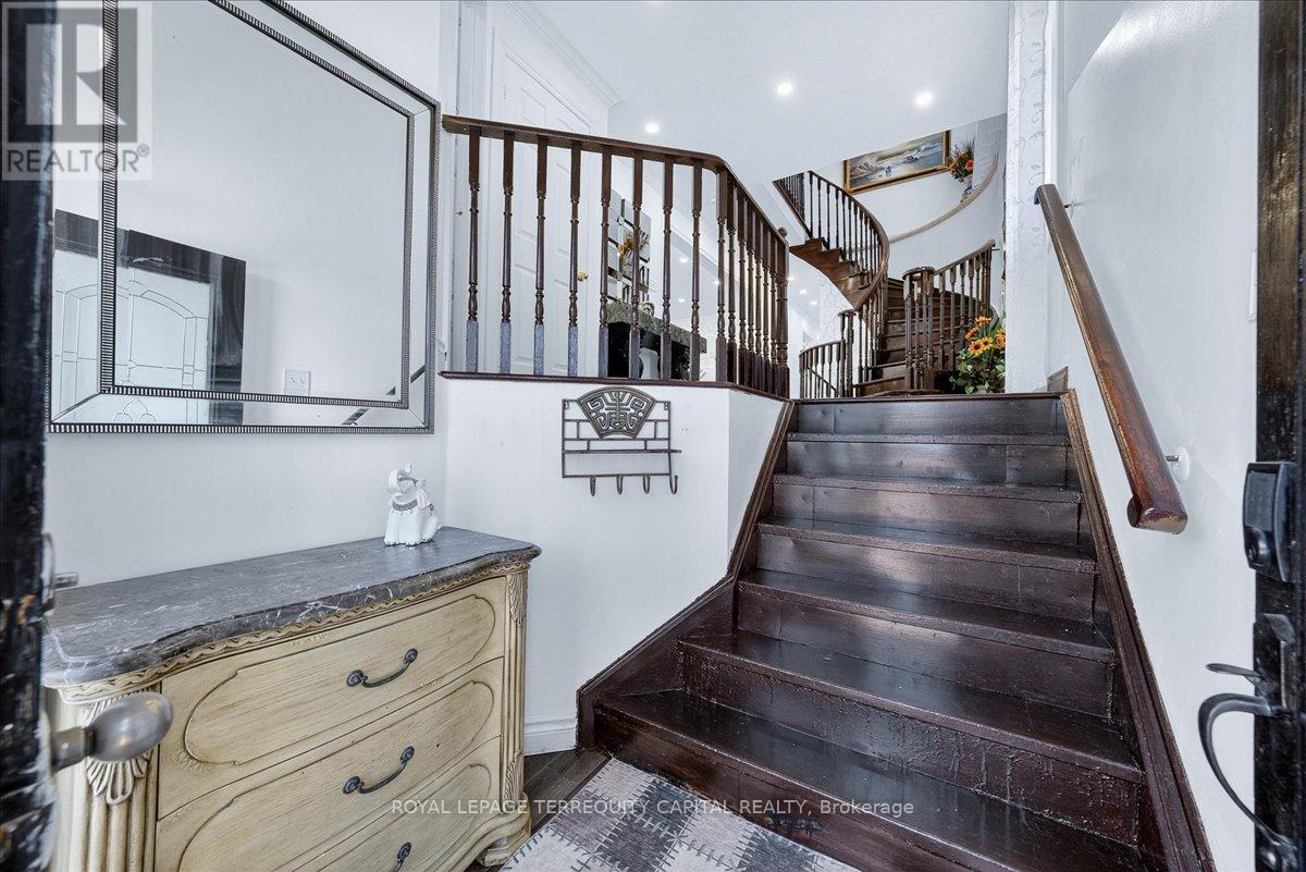 












200 YELLOWOOD CIRCLE

,
Vaughan,




Ontario
L4J8M4


