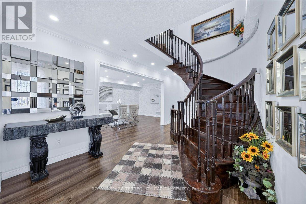 












200 YELLOWOOD CIRCLE

,
Vaughan,




Ontario
L4J8M4

