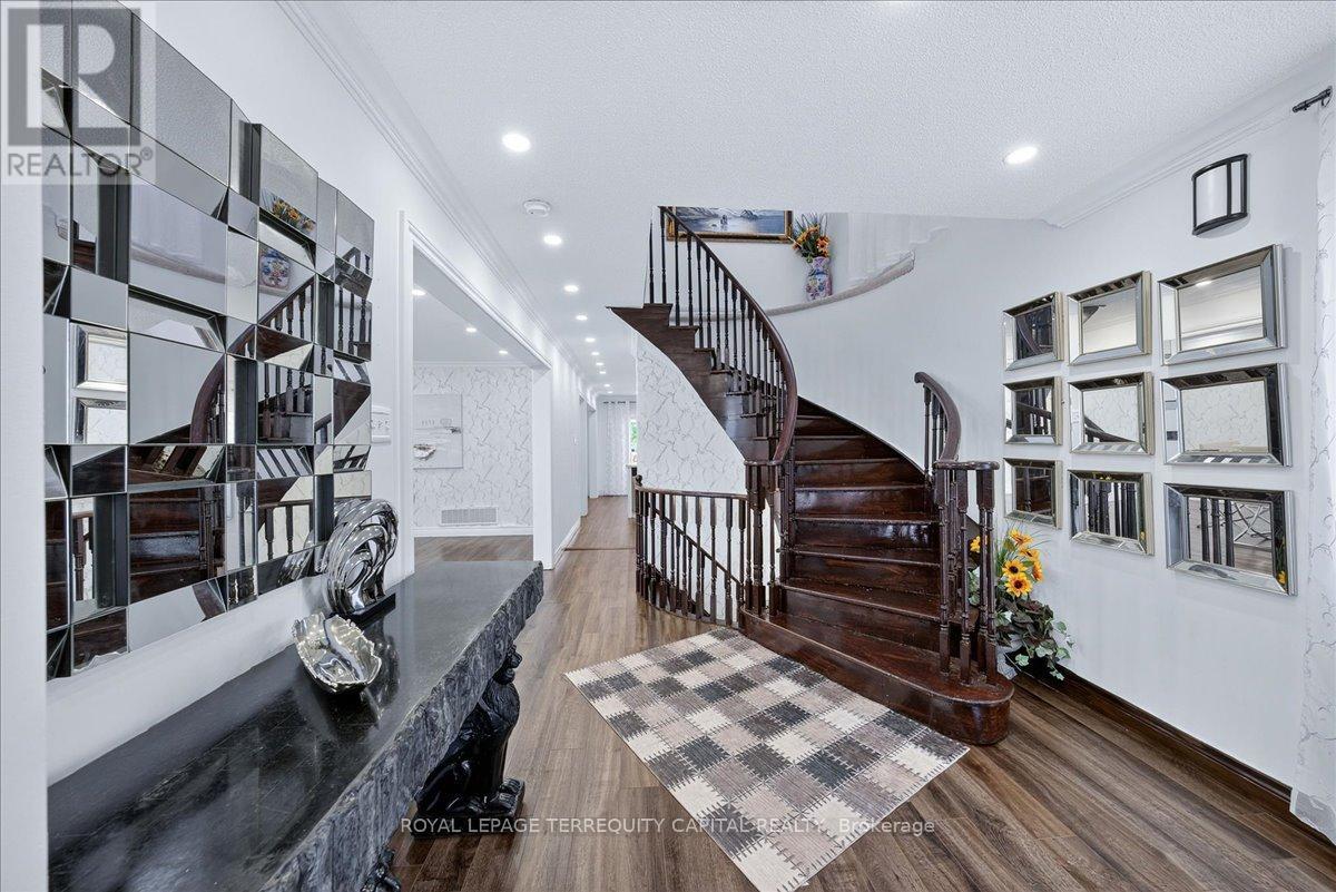 












200 YELLOWOOD CIRCLE

,
Vaughan,




Ontario
L4J8M4

