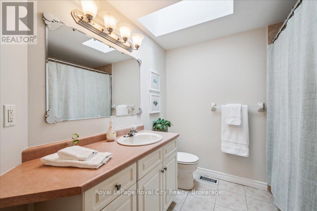 












67 GREY OAK DRIVE

,
Guelph (Pineridge/Westminster Woods),




Ontario
N1L1R2

