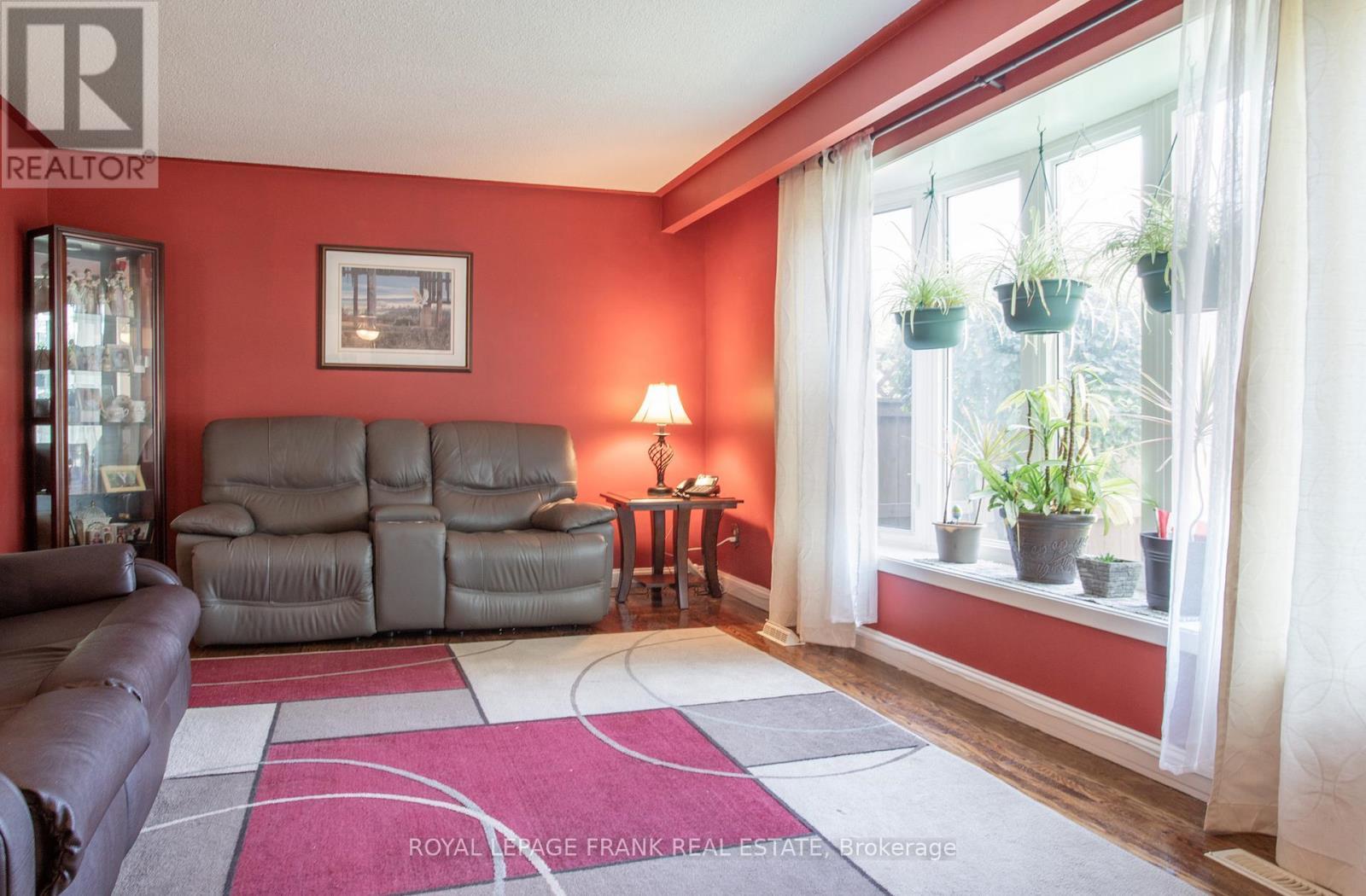 












1 ROOSEVELT AVENUE

,
Ajax (South East),




Ontario
L1S2L1

