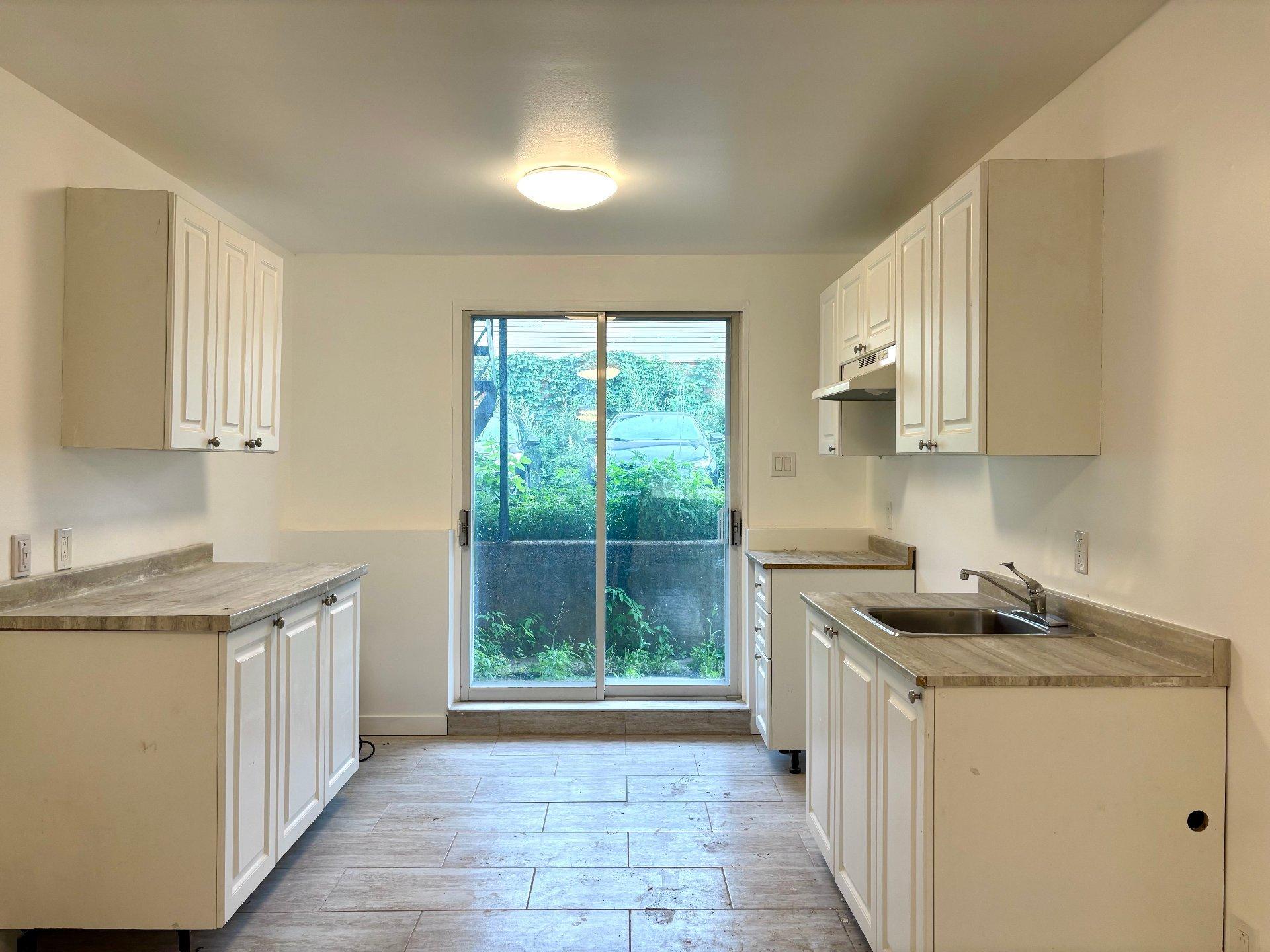 









24

 - 24A


Rue Crépin

, J,
Châteauguay,




QC
J2J2T5

