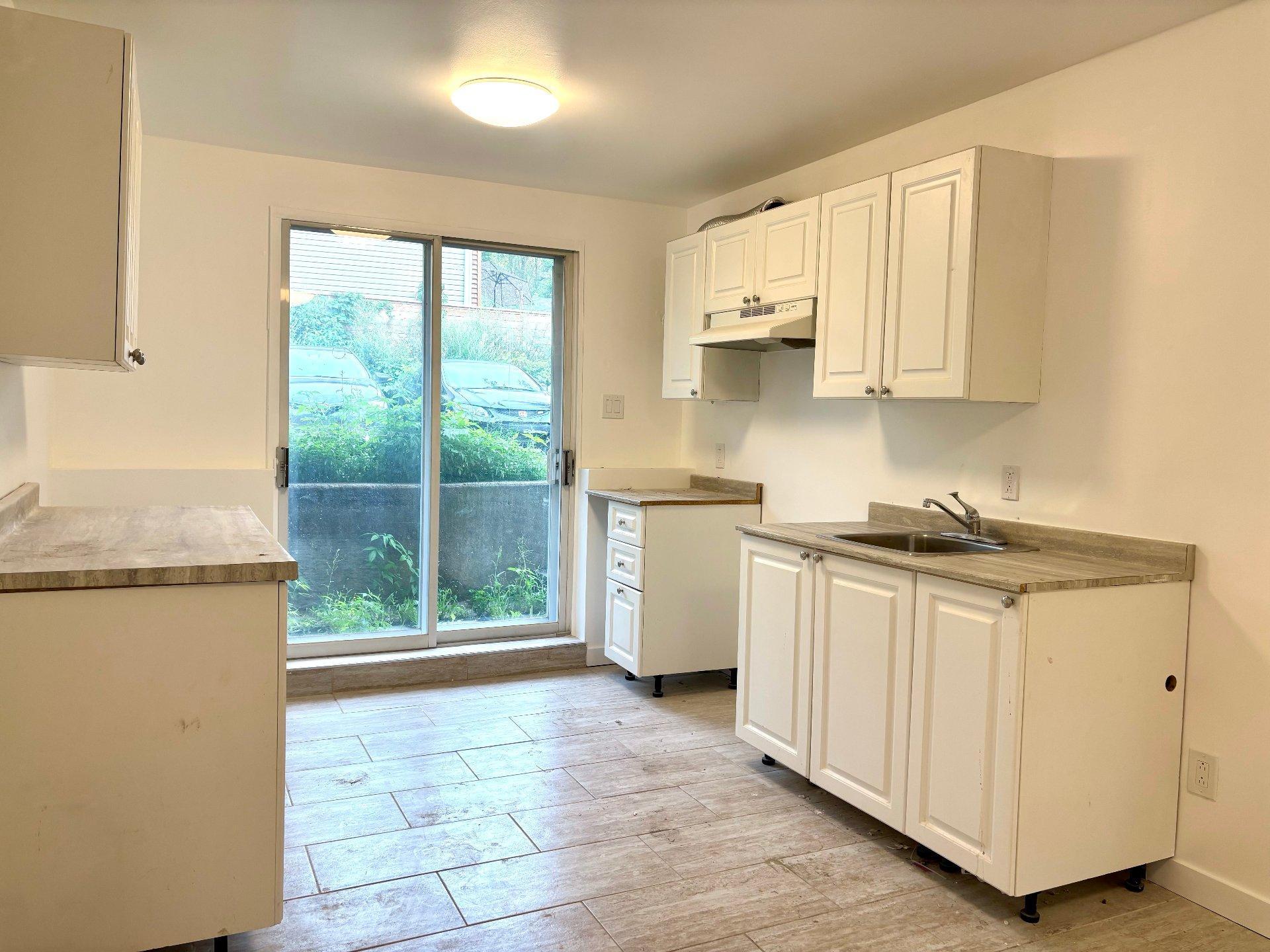









24

 - 24A


Rue Crépin

, J,
Châteauguay,




QC
J2J2T5

