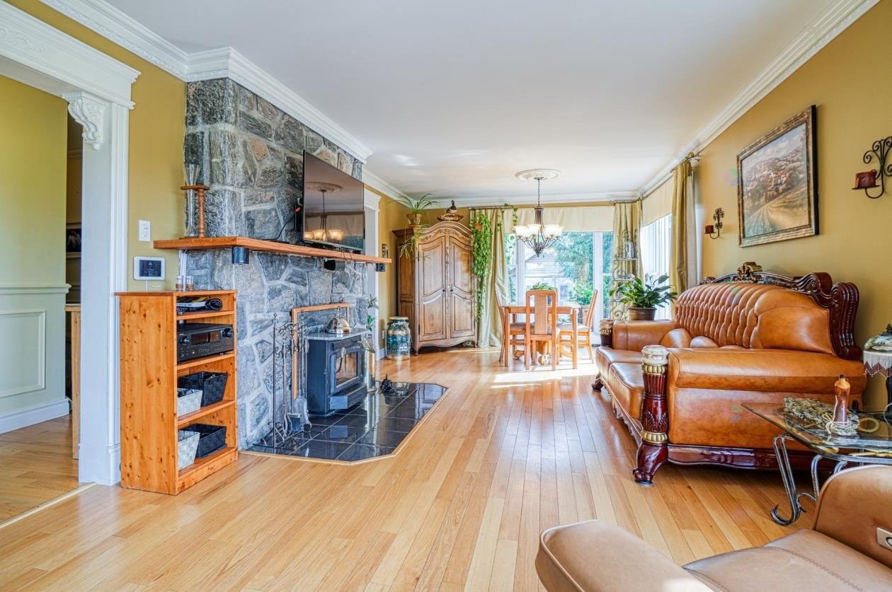 









1209

 - 1211


Ch. de la Montagne

,
Mont-Saint-Hilaire,




QC
J3G4S6

