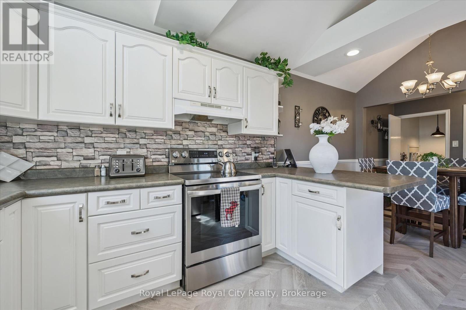 












366 PEEL STREET

,
Wellington North (Mount Forest),




Ontario
N0G2L3

