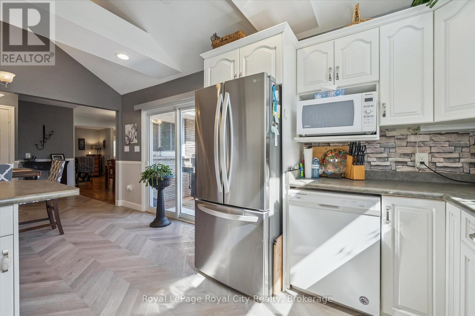 












366 PEEL STREET

,
Wellington North (Mount Forest),




Ontario
N0G2L3

