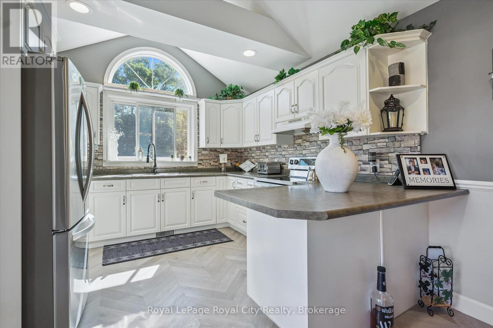 












366 PEEL STREET

,
Wellington North (Mount Forest),




Ontario
N0G2L3

