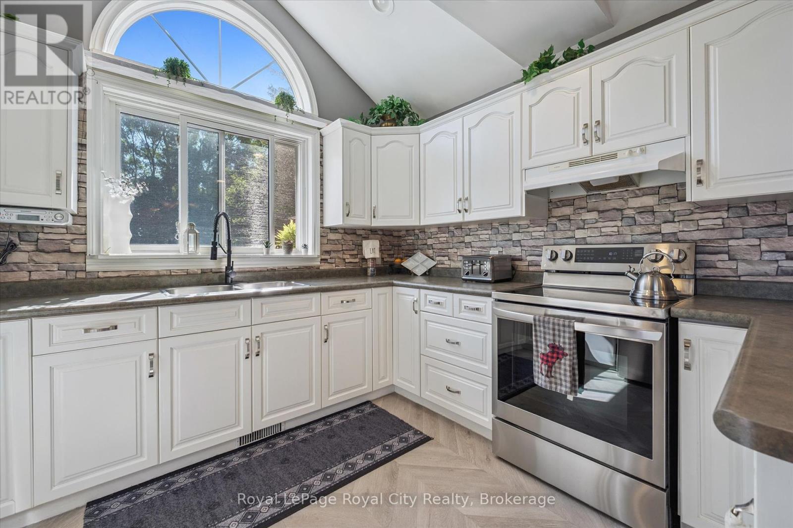 












366 PEEL STREET

,
Wellington North (Mount Forest),




Ontario
N0G2L3

