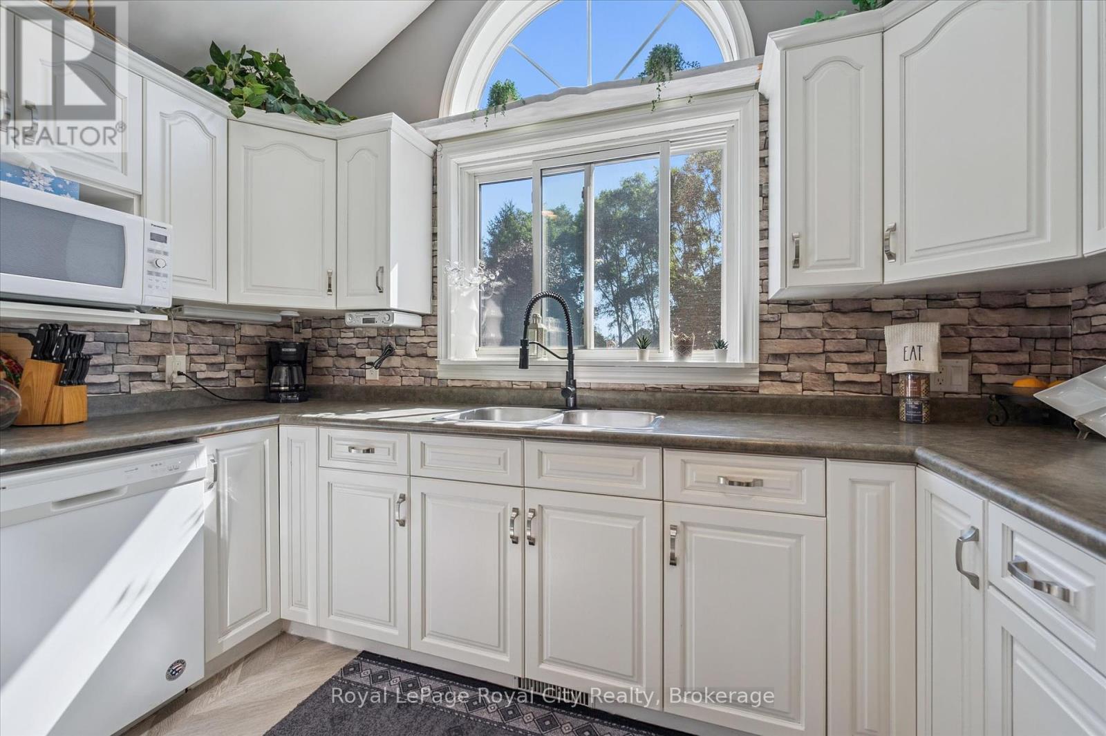 












366 PEEL STREET

,
Wellington North (Mount Forest),




Ontario
N0G2L3

