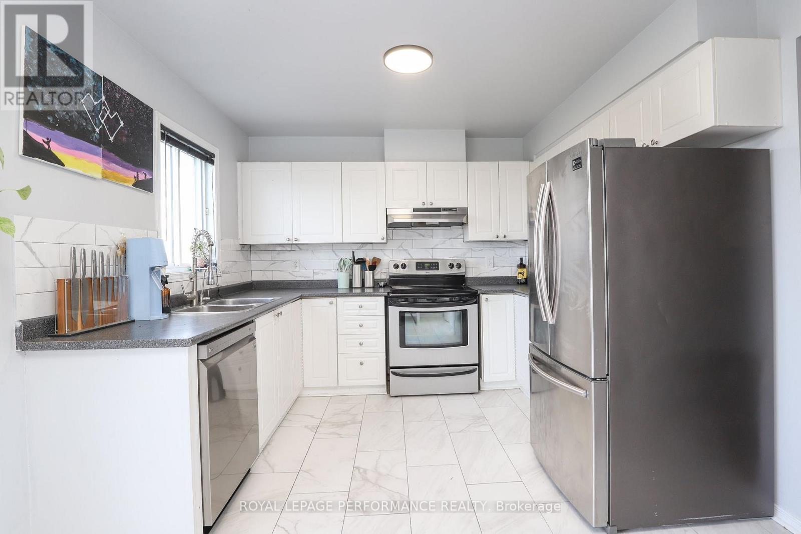 












27 DRAYTON PRIVATE E

,
Ottawa,




Ontario
K1K4R1

