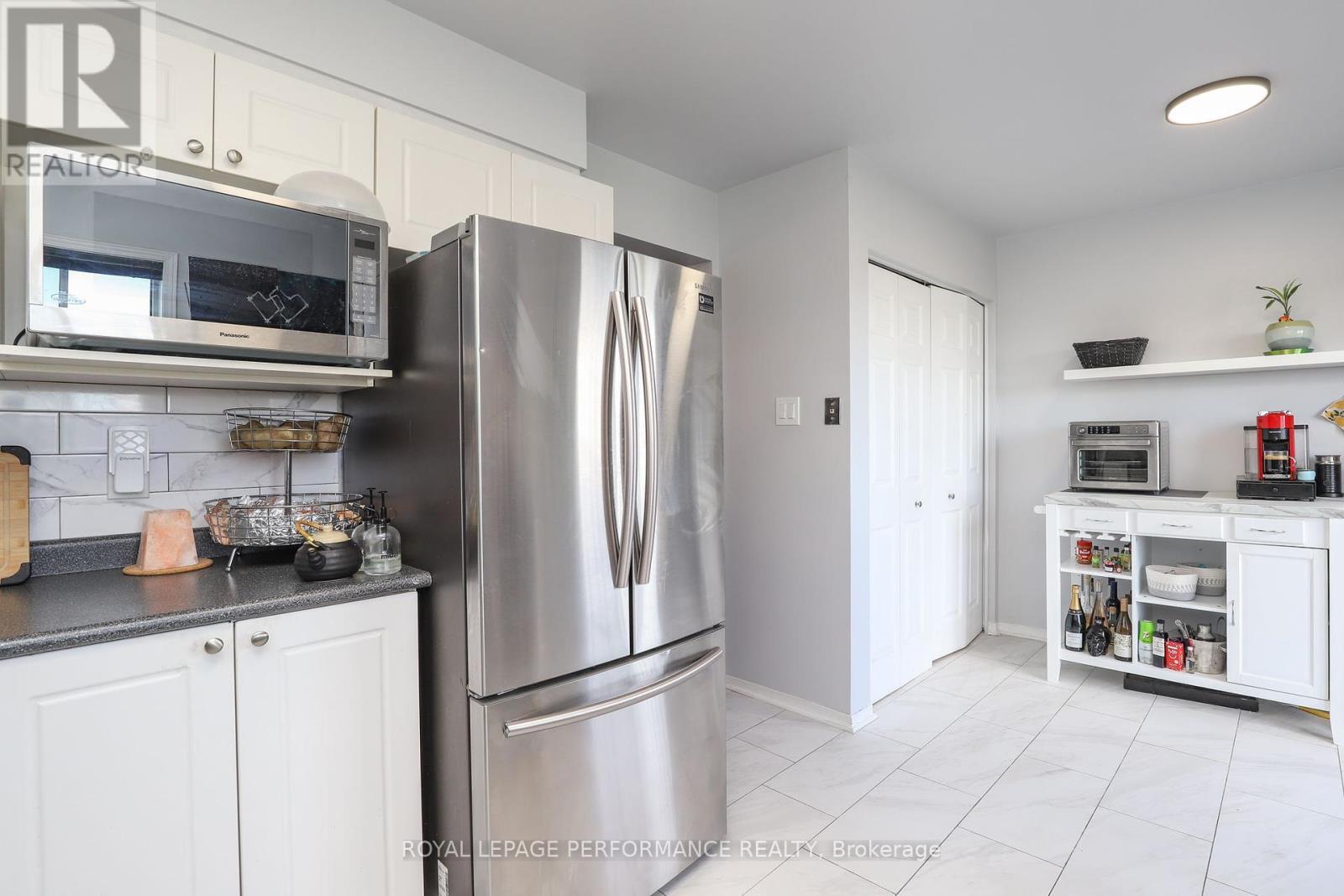 












27 DRAYTON PRIVATE E

,
Ottawa,




Ontario
K1K4R1

