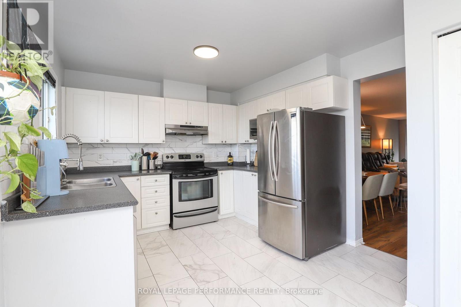 












27 DRAYTON PRIVATE E

,
Ottawa,




Ontario
K1K4R1

