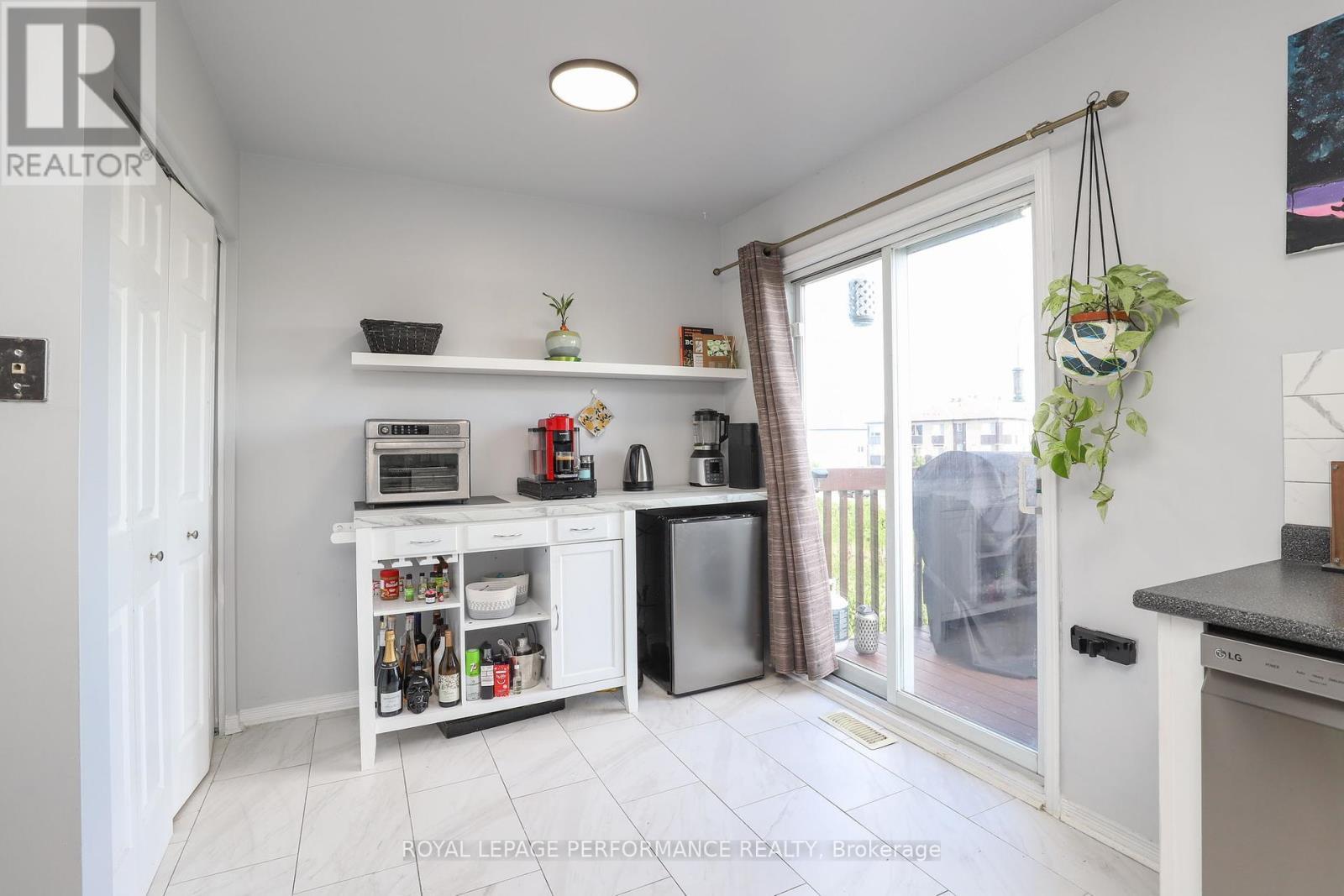 












27 DRAYTON PRIVATE E

,
Ottawa,




Ontario
K1K4R1

