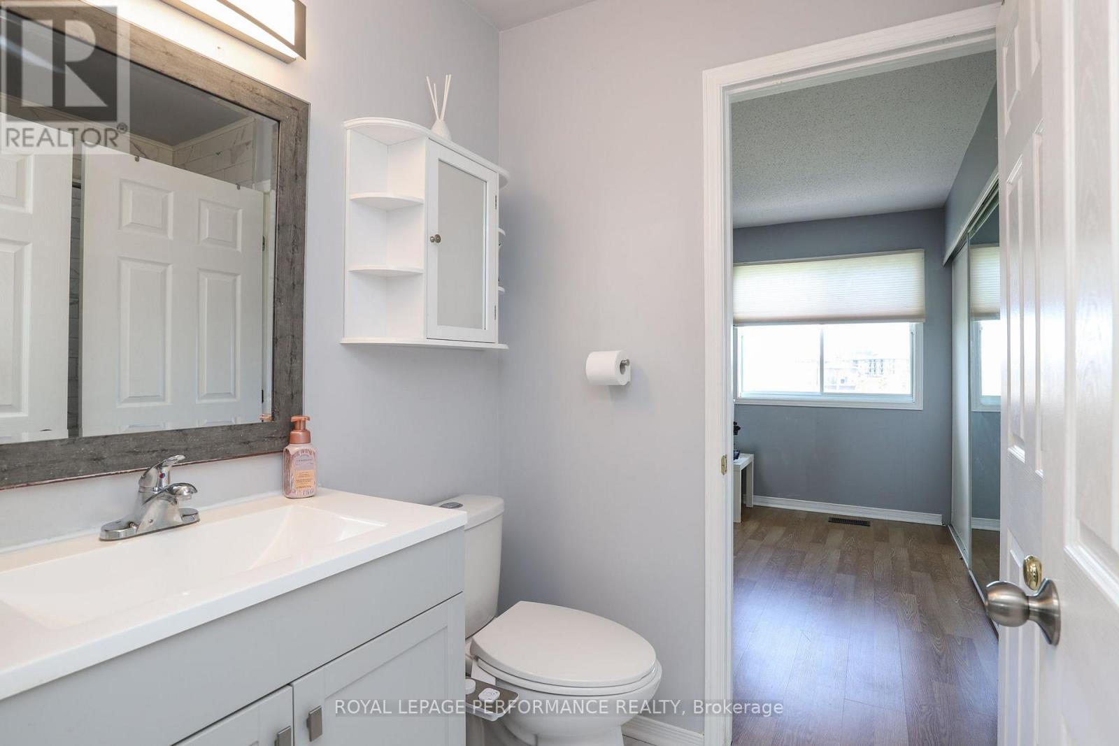 












27 DRAYTON PRIVATE E

,
Ottawa,




Ontario
K1K4R1

