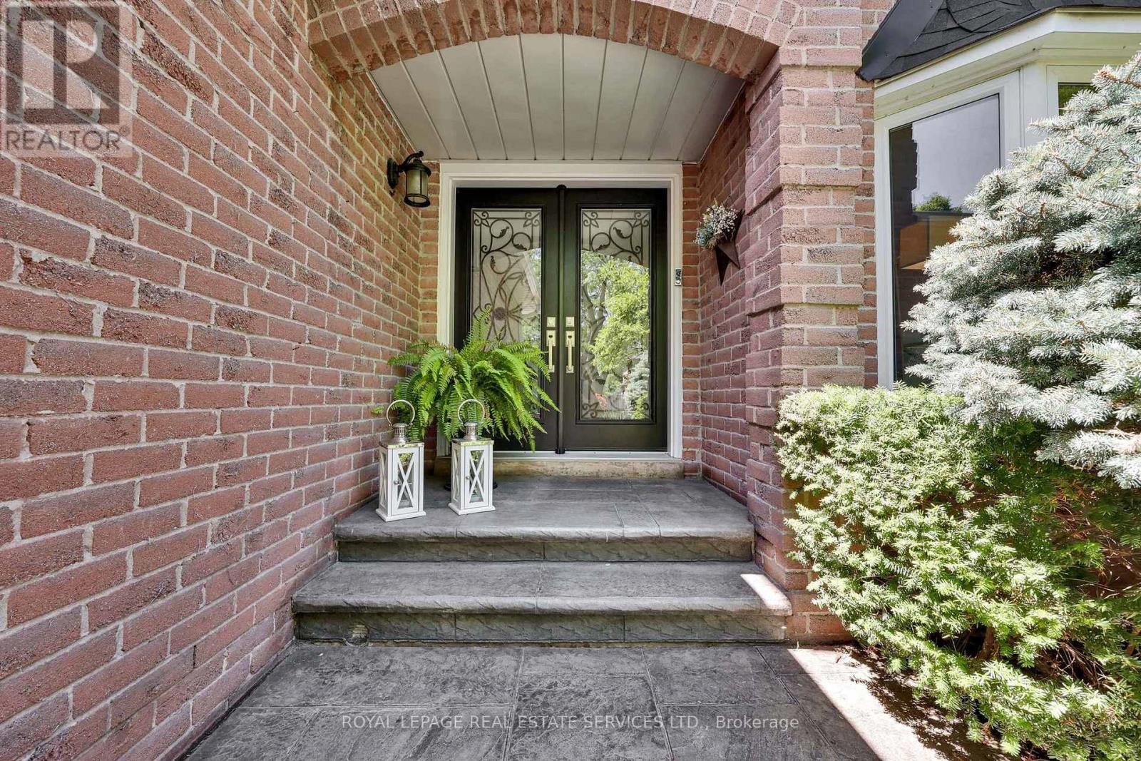 












1311 FIELDCREST LANE

,
Oakville,




Ontario
L6M2N6

