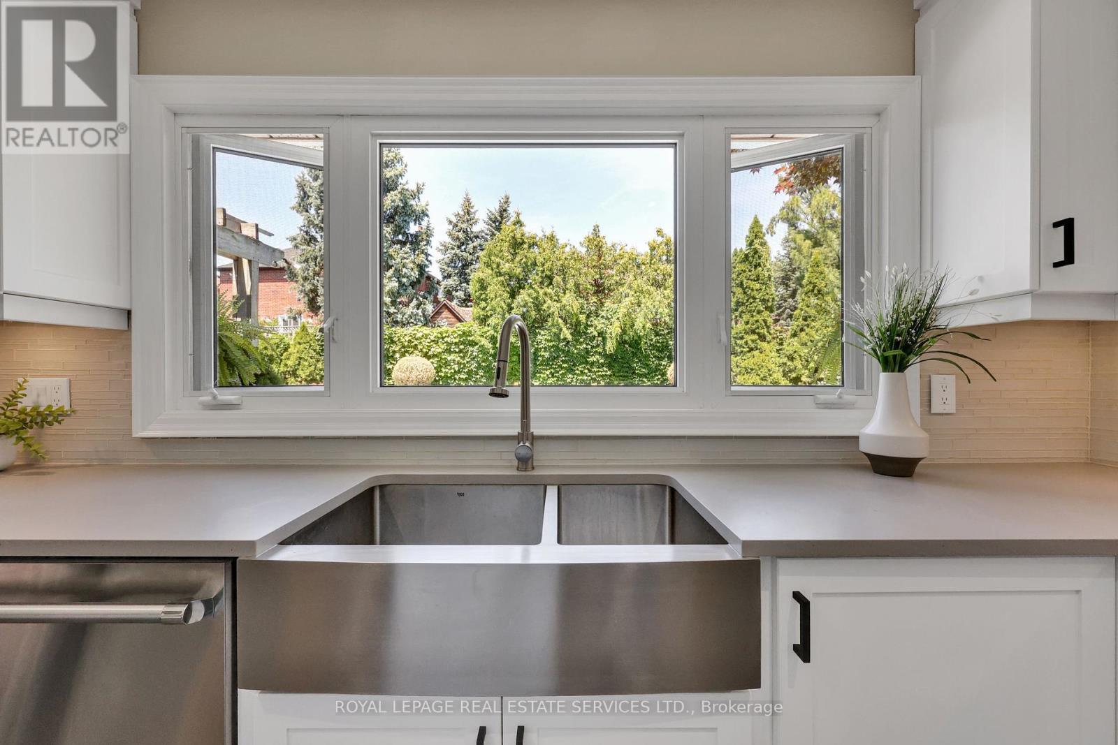 












1311 FIELDCREST LANE

,
Oakville,




Ontario
L6M2N6

