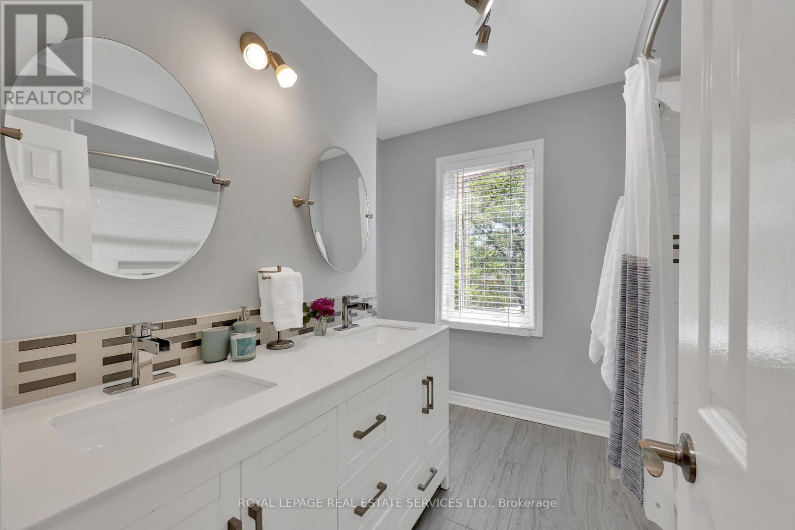












1311 FIELDCREST LANE

,
Oakville,




Ontario
L6M2N6

