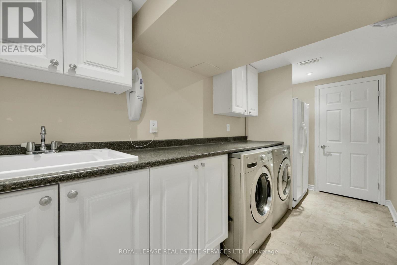 












1311 FIELDCREST LANE

,
Oakville,




Ontario
L6M2N6

