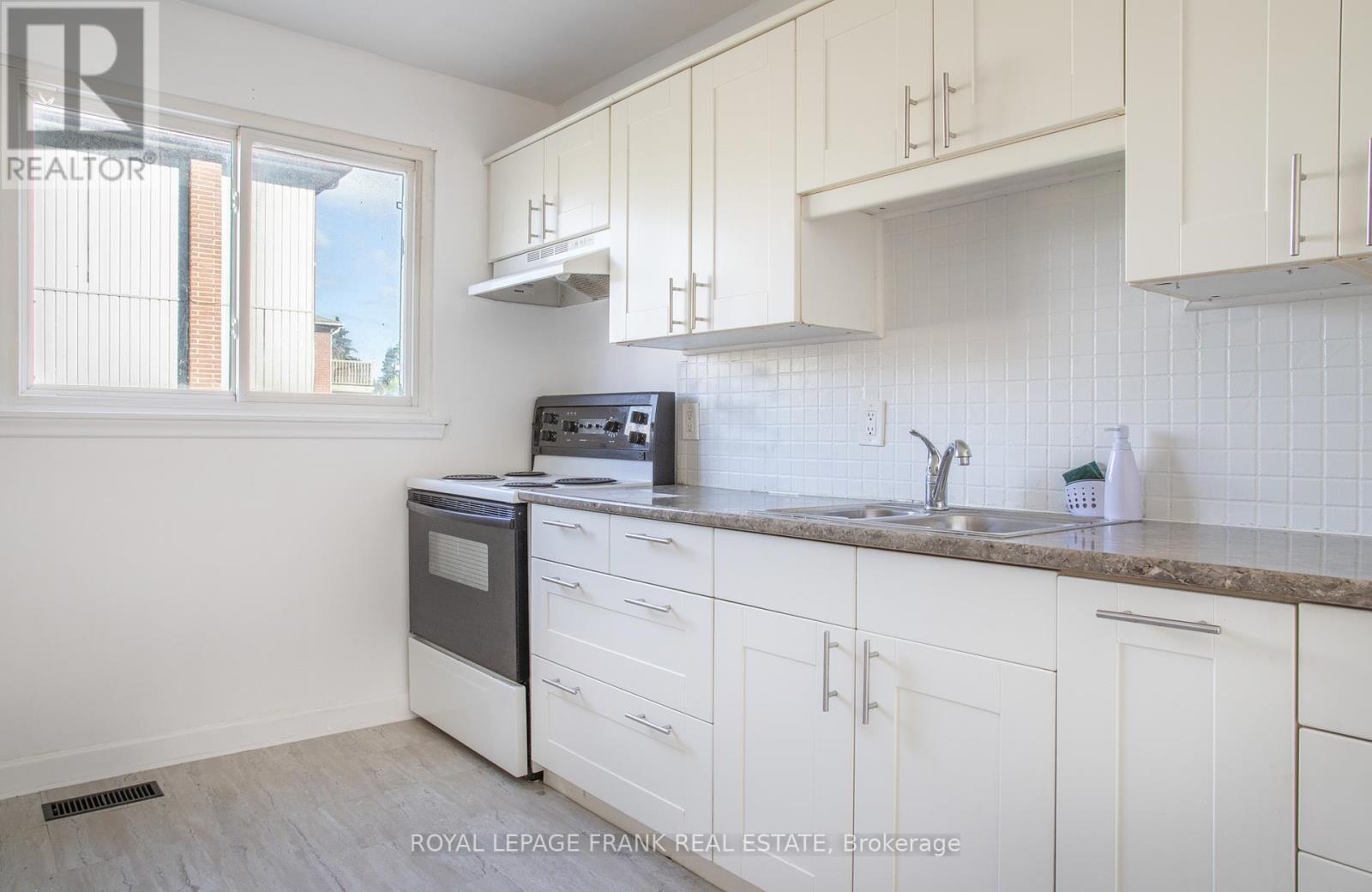 












1030 RAVINE ROAD

,
Oshawa (Lakeview),




Ontario
L1H4C8

