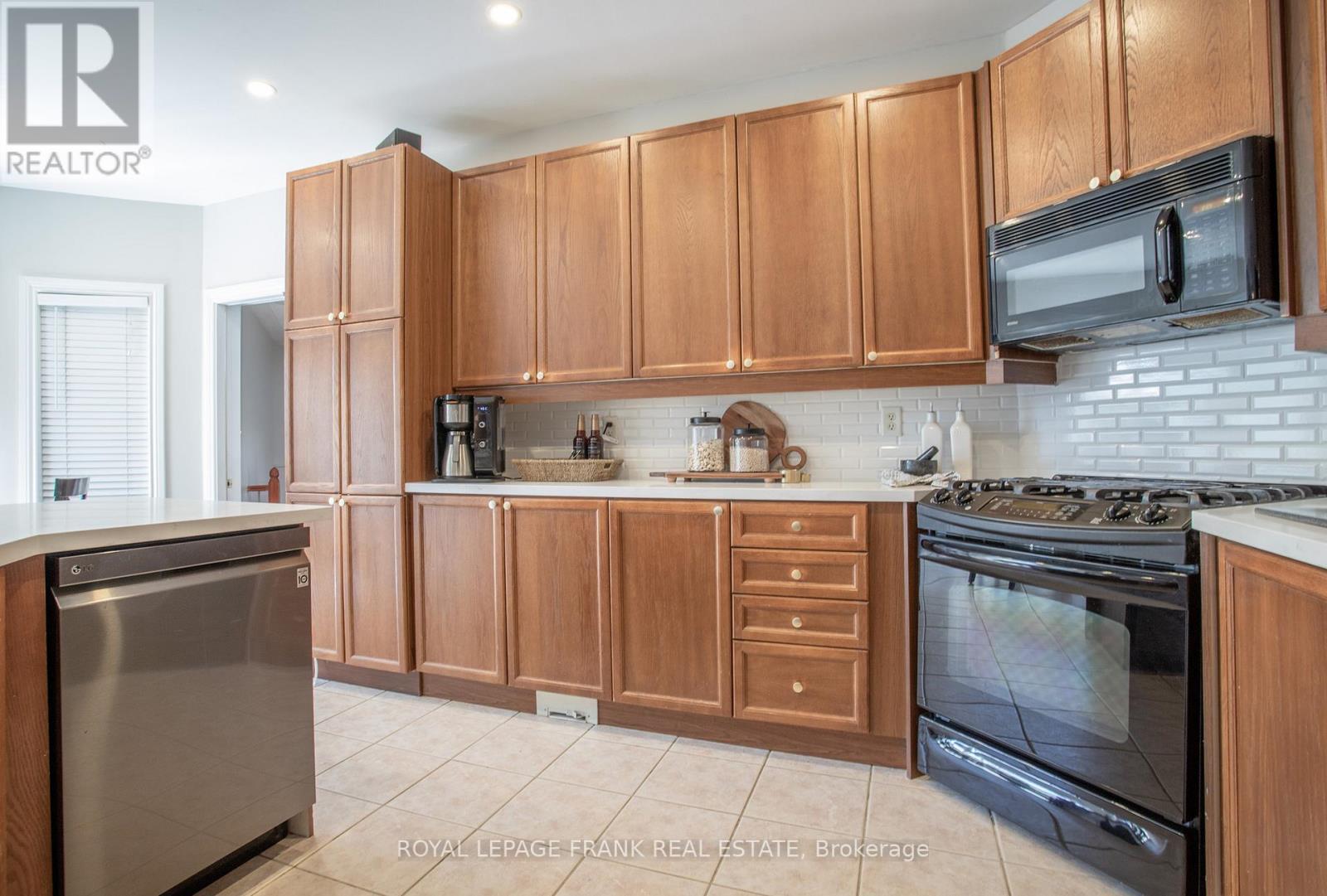












54 SELKIRK DRIVE

,
Whitby (Brooklin),




Ontario
L1M2E6

