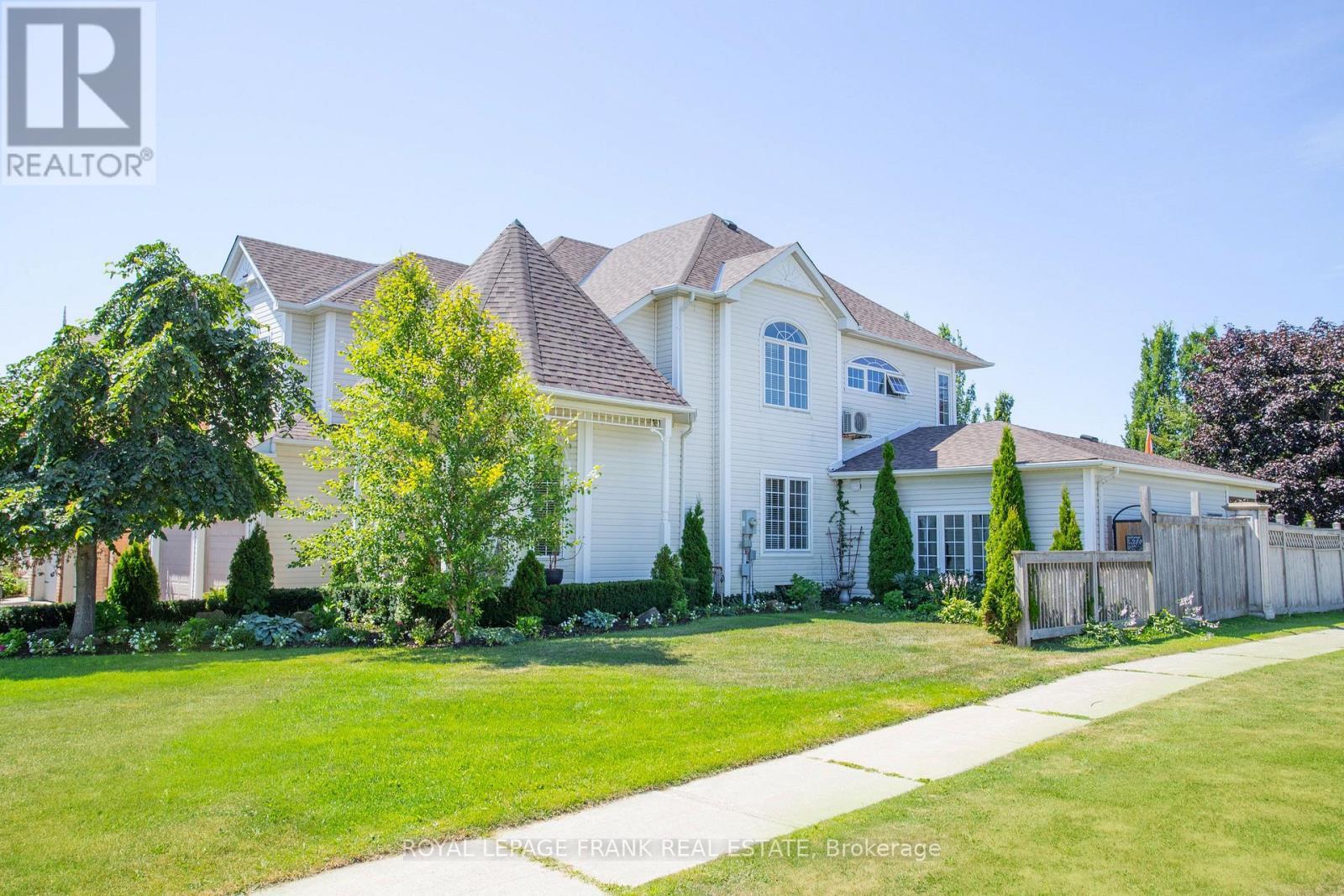 












54 SELKIRK DRIVE

,
Whitby (Brooklin),




Ontario
L1M2E6


