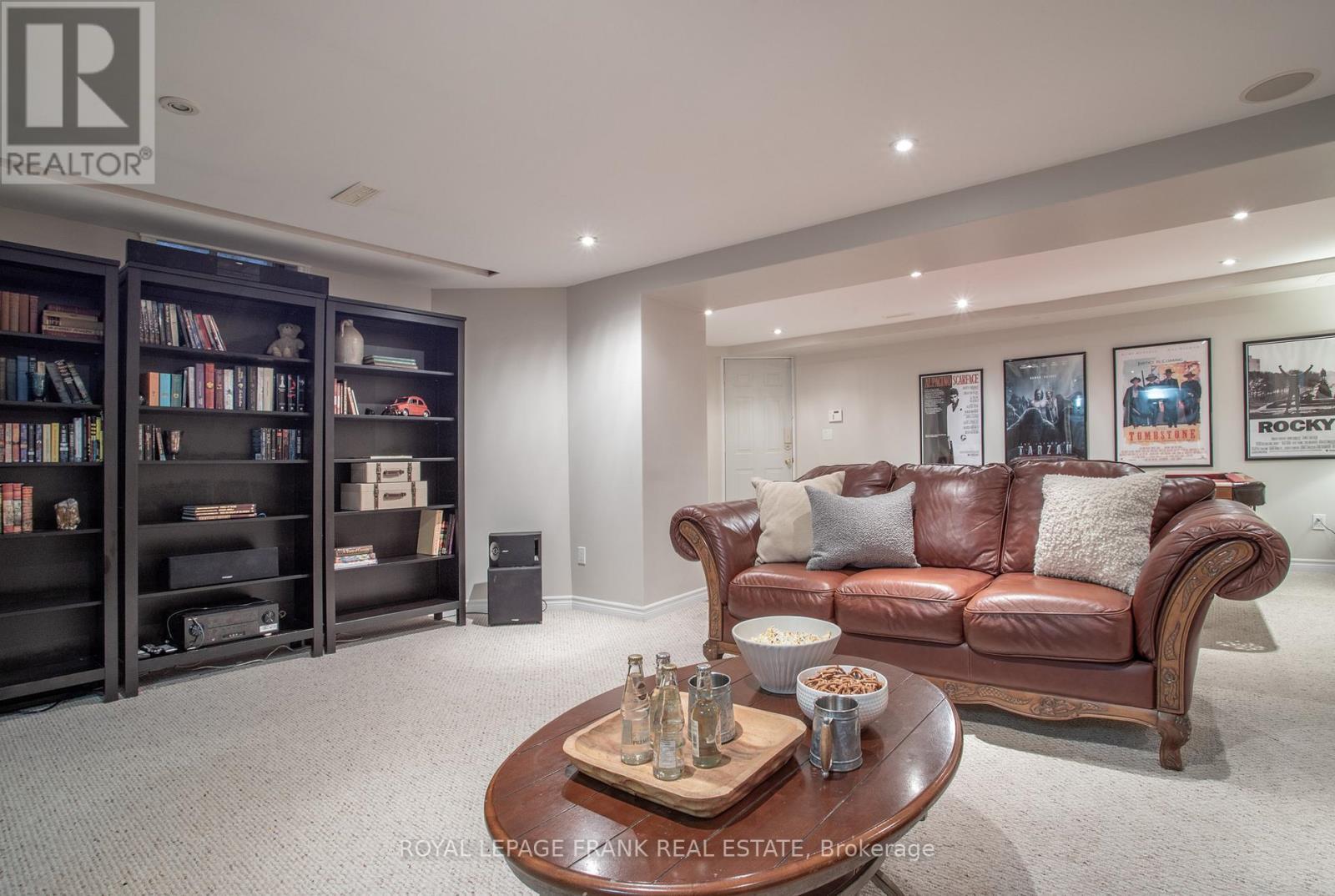 












54 SELKIRK DRIVE

,
Whitby (Brooklin),




Ontario
L1M2E6

