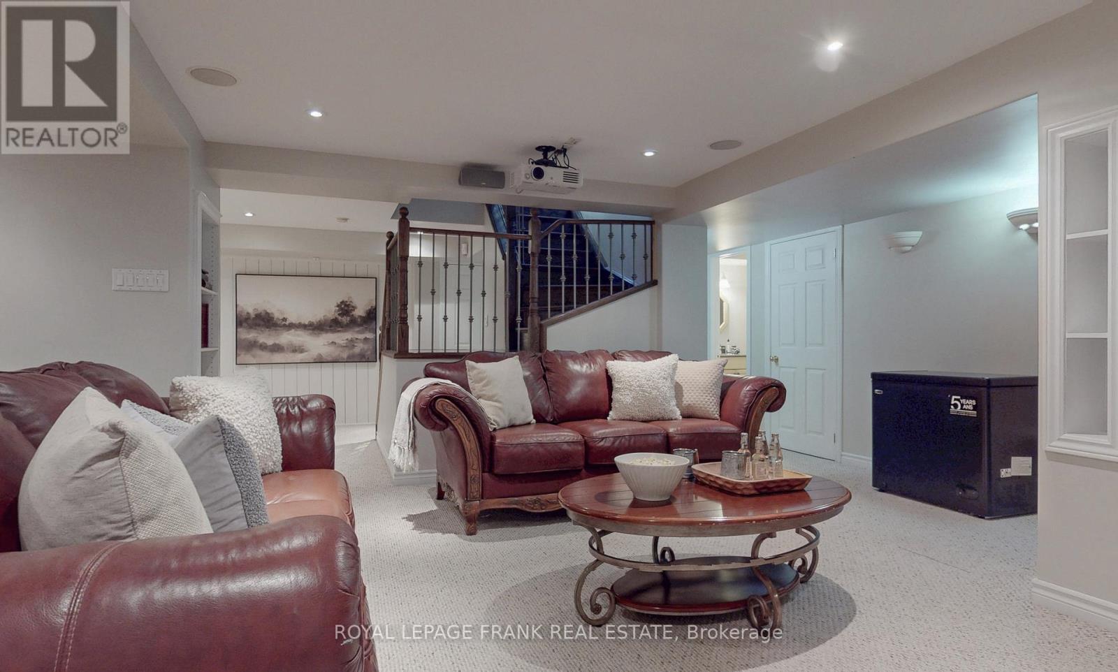 












54 SELKIRK DRIVE

,
Whitby (Brooklin),




Ontario
L1M2E6

